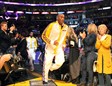 Kobe Bryant ingresa en la pista del Staples en el partido ante Raptors