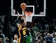 Dejounte Murray ejecuta un tiro en suspensión ante Celtics