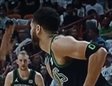 Tatum protegiendo bola ante su defensor en el Heat-Celtics