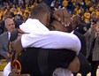 LeBron Jams y Kyrie Irving se abrazan tras su monumental actuación