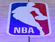 Logo de la NBA en pista iluminada