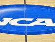 Logo de la NCAA en una pista de baloncesto