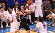 Spurs recupera el factor cancha ganando a Thunder con 31 puntos de Leonard