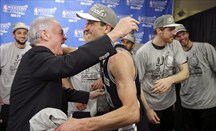 Manu Ginóbili se abraza al propietario de Spurs, Peter Holt, tras ganar el título