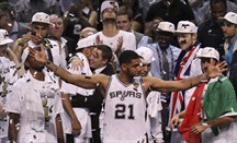 Tim Duncan seguirá jugando al baloncesto con sus inseparables Spurs