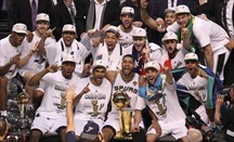 Los Spurs, celebrando su último título de la NBA