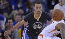 Curry celebra su cumpleaños dándose un festín colectivo ante Knicks