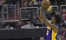 Los Lakers sorprenden en la prórroga a los Spurs con un decisivo Nick Young