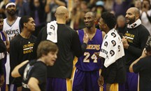 Kobe Bryant es felicitado tras superar a Michael Jordan