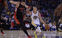 Curry anotó 28 puntos ante Toronto Raptors
