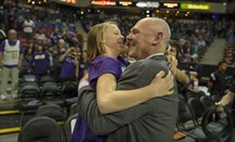 El entrenador de los Kings, George Karl, abraza a su hija