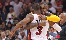 Heat derrota a LeBron en su segunda visita a Miami con 32 puntos de Dwyane Wade