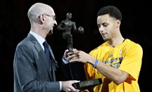 Adam Silver entrega el trofeo de MVP a Stephen Curry