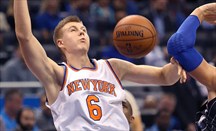 Hornacek quiere que los Knicks den más balones a Porzingis