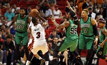 Dwyane Wade (en un partido ante los Celtics) sigue brillando en los playoffs