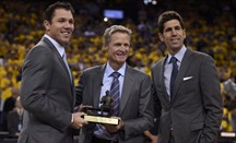 Walton (izquierda) -acompañado de Kerr y Myers- entrenará a los Lakers