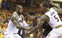 Cleveland domina sin problemas a Toronto con 35 puntos de LeBron James