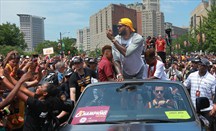 LeBron, en loor de multitudes tras ganar el anillo con Cavaliers
