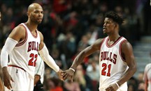Bulls gana en la prórroga a Raptors con 42 puntos de Jimmy Butler