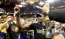 Kevin Durant celebra el título con Warriors