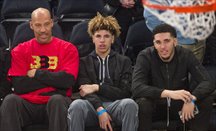 LaVar Ball asistiendo anoche al Knicks-Lakers con sus hijos LaMelo y LiAngelo