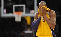 Kobe Bryant tuvo una actuación lamentable al no ver clara la canasta contraria