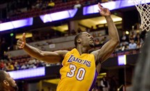 Los Lakers ven cómo el novato Julius Randle se rompe en el primer partido