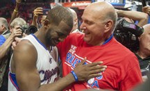 Chris Paul celebra la victoria con Steve Ballmer, propietario de los Clippers