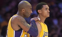 Los Lakers ganan con Kobe Bryant anotando 20 puntos en su regreso