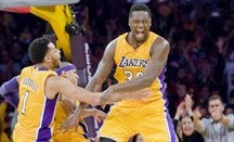 Los Lakers ganan a Memphis con triple-doble de Julius Randle
