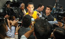 El jugador de Lakers Jordan Clarkson atendiendo a los medios