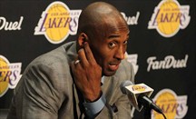 Kobe Bryant, anunciando en rueda de prensa su retirada al final de la temporada