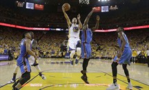 Stephen Curry anota una canasta en el séptimo partido entre Warriors y Thunder