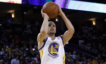 Stephen Curry bate registros de precocidad anotando triples en la NBA