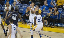 Stephen Curry bate un doble récord en triples anotados en playoffs
