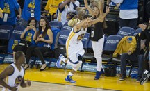 Curry levantó de sus asientos a los aficionados en el Oracle Arena