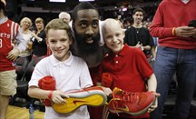 James Harden con dos niños en un acto de Nike