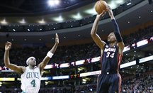 Ray Allen lanza un triple ante uno de sus exequipos, Boston Celtics