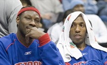 Ben Wallace, Chauncey Billups y Richard Hamilton durante un partido de los Pistons en 2006