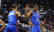 Westbrook y Durant dan la sorpresa en San Antonio con un polémico final