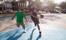 Anthony Davis juega al baloncesto en la calle con el productor Mannie Fresh