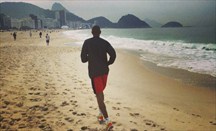 El francés Nicolas Batum entrena en la playa de Copacabana