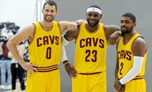 James, Irving y Love se reúnen por primera vez con las camisetas de Cavaliers
