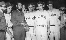 Fidel Castro posa en 1959 con los jugadores de béisbol de Minneapolis Millers