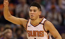 Los Suns sorprenden en Filadelfia con 46 puntos de Devin Booker