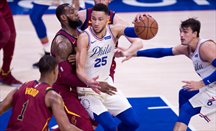 Gran duelo anoche entre LeBron y Simmons