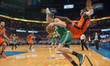 Momento de la tremenda caída de Victor Oladipo ante Celtics