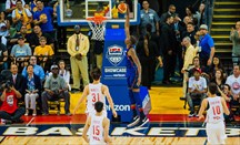 Kevin Durant es recibido al grito de "MVP" en su debut en el Oracle Arena