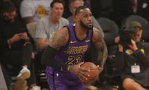 LeBron James rescata a los Lakers en el último cuarto