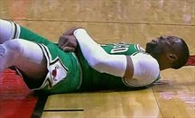 Dwyane Wade se duele en el suelo tras lesionarse el codo derecho